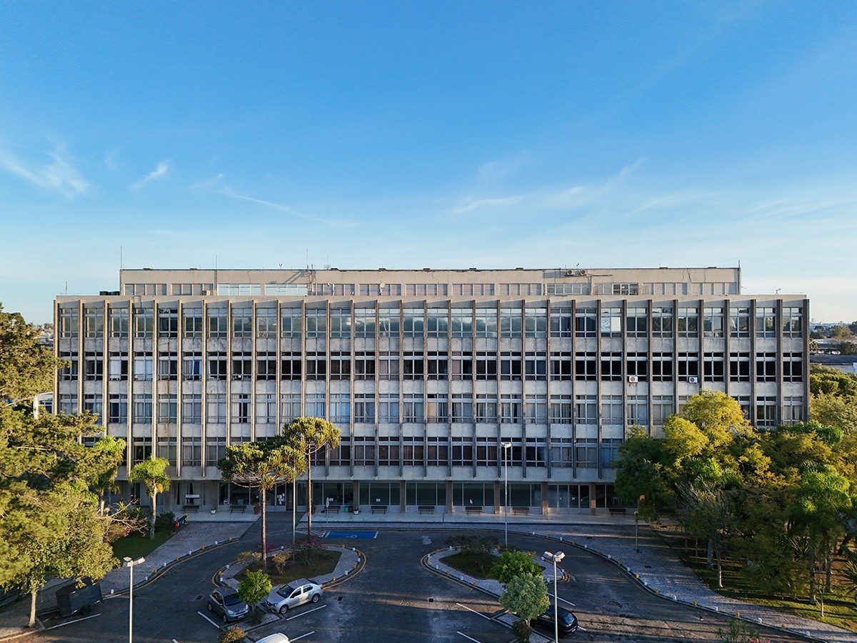 Vista aérea do prédio da Administração do Centro Politécnico da UFPR, em Curitiba