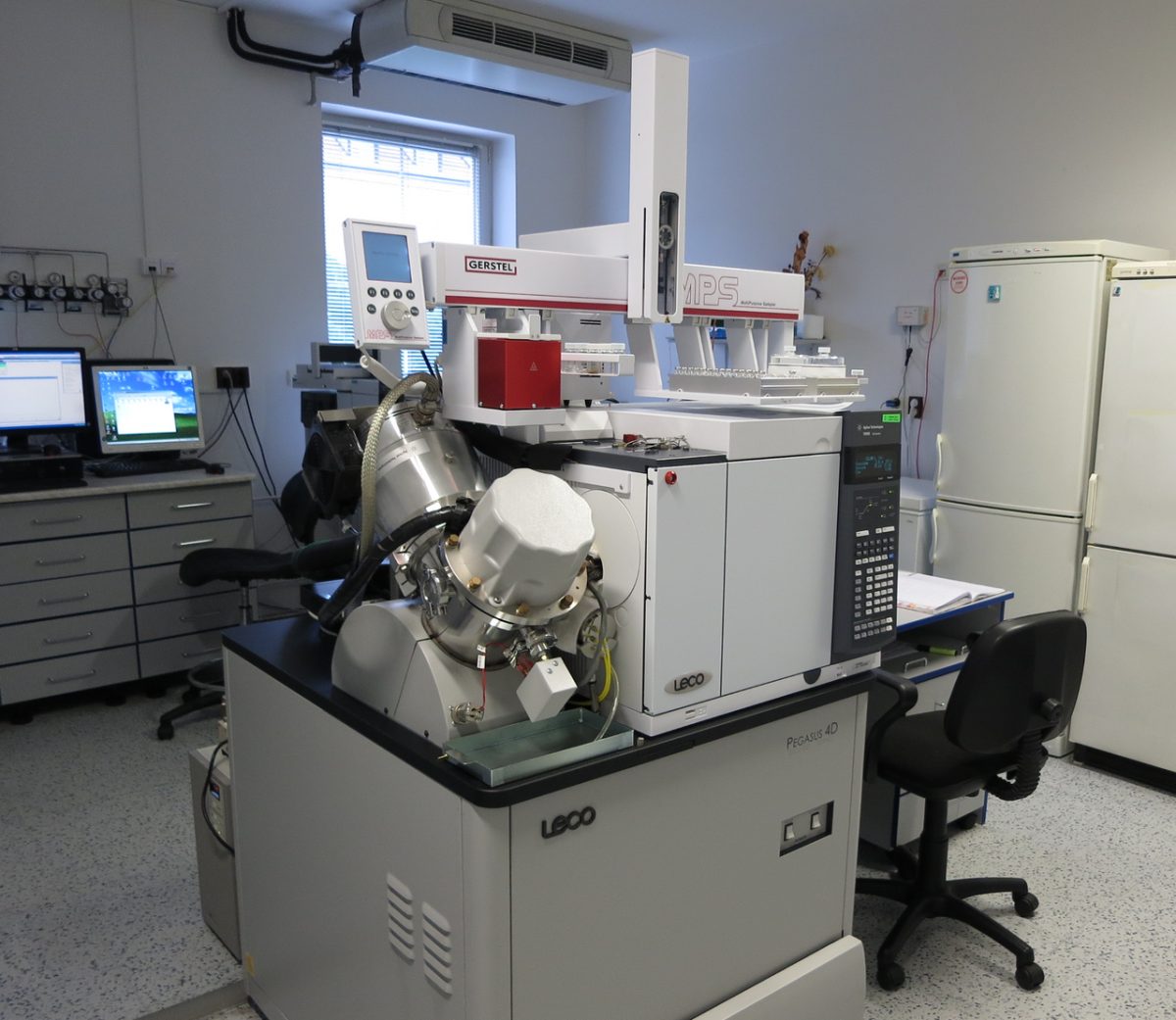 Equipamento de cromatografia gasosa acoplada a espectrometria de massas (GC-MS) em laboratório